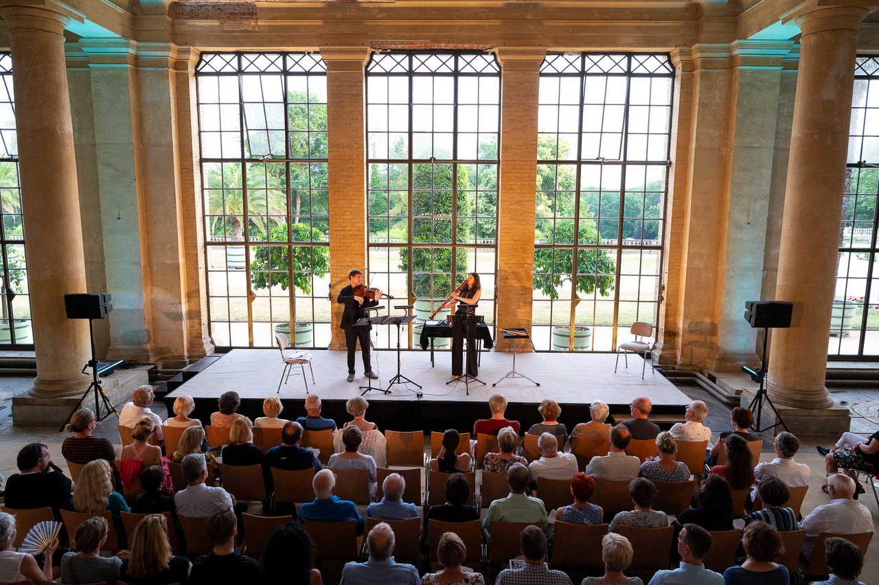 Dorothee Oberlinger (Blockflöten) und Nils Mönkemeyer (Viola) in der Pflanzenhalle, Orangerieschloss Sanssouci